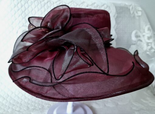 Elegant Organza Hatt Med Bred Brätte Utsökt Dekorerad Bourgogne